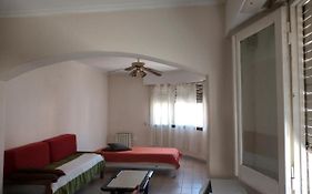 Departamento al frente- Habitación con living